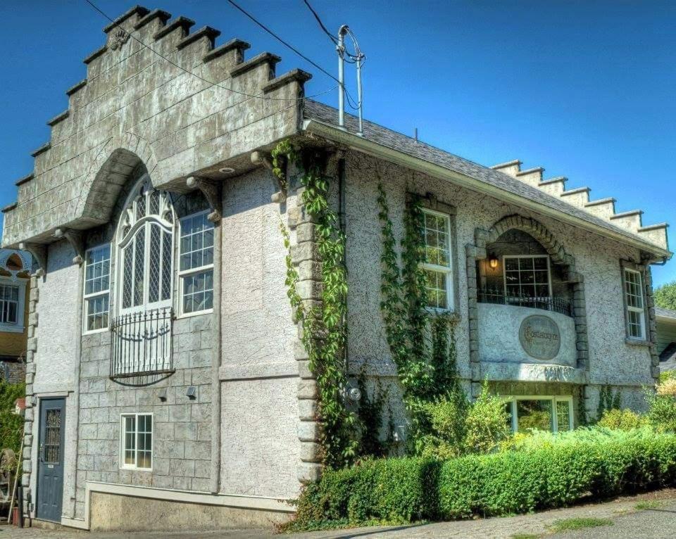 The Castle Villa Chemainus Exterior photo